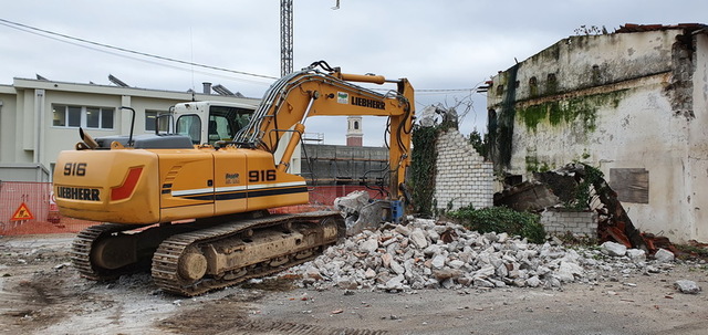 Iniziata la demolizione dell’edificio di via Cavallini