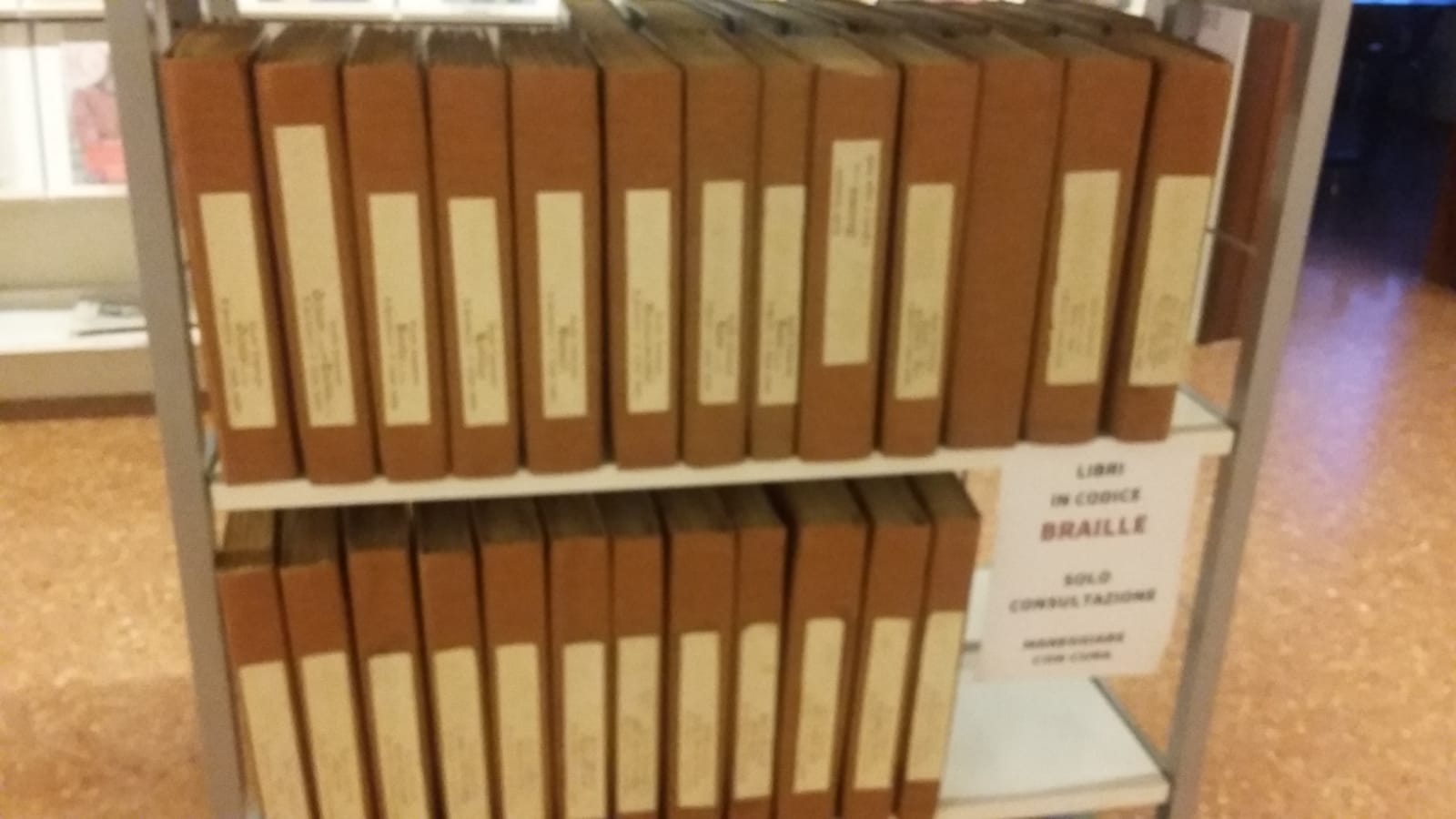 Libri in braille donati alla Biblioteca. Aperta la sezione per non vedenti